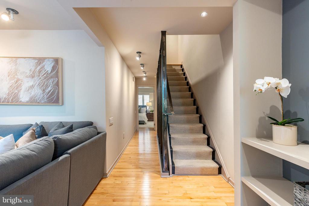 406 S 6TH STREET
