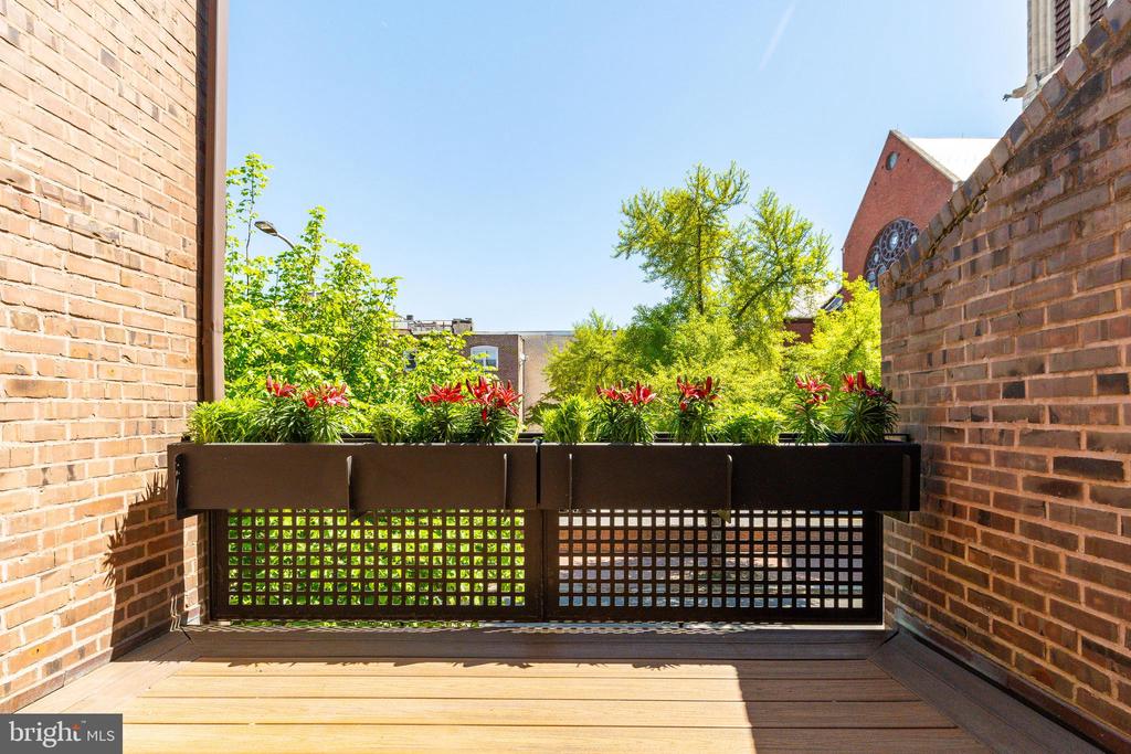 406 S 6TH STREET