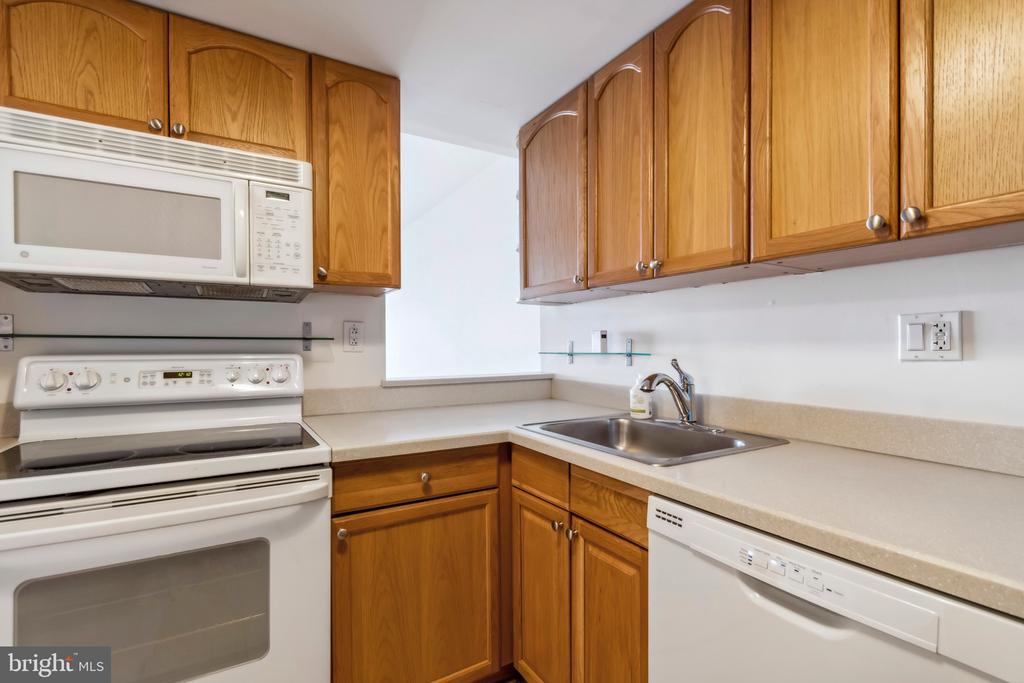 2001 HAMILTON STREET 00 927