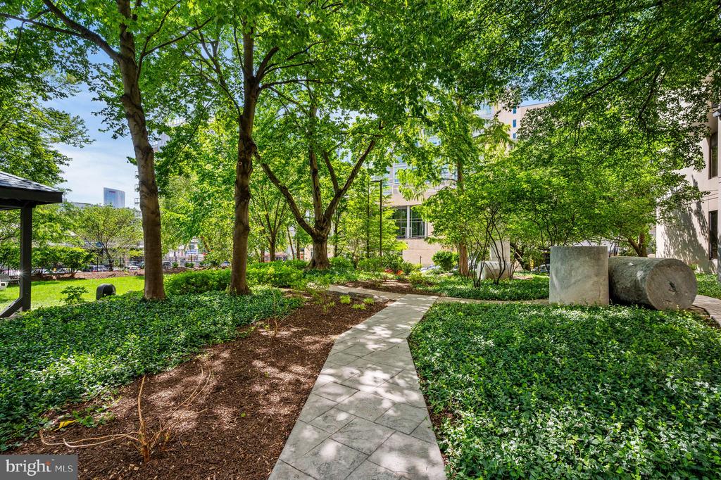 2001 HAMILTON STREET 00 927