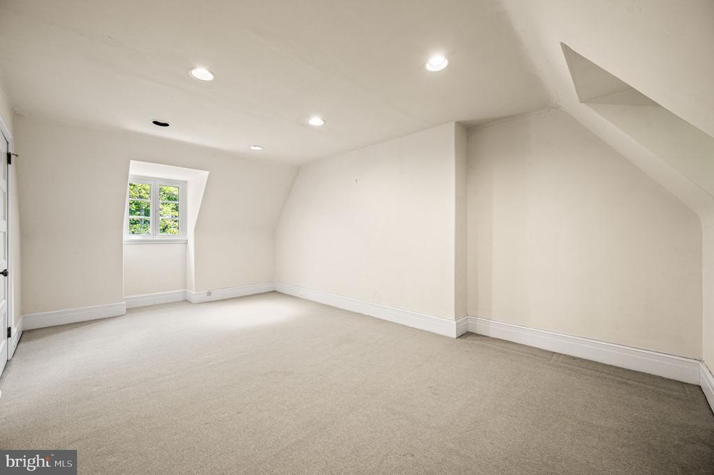 7700 LINCOLN DRIVE