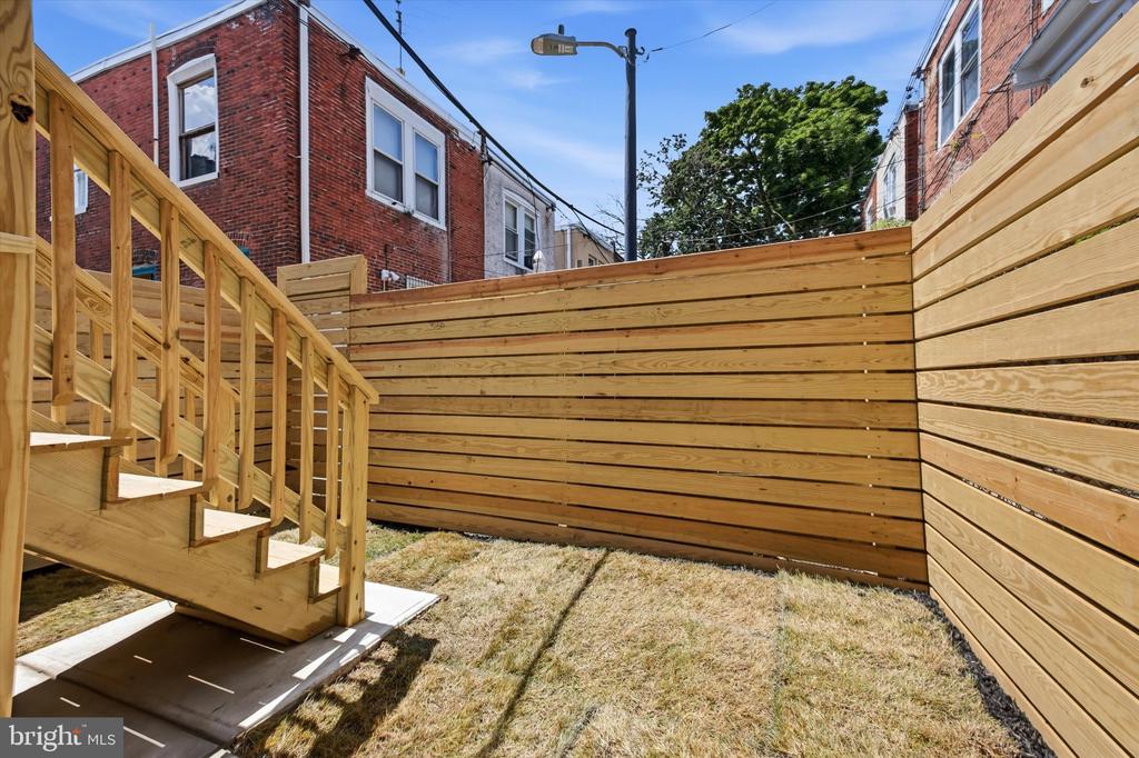 609 E LOCUST AVENUE