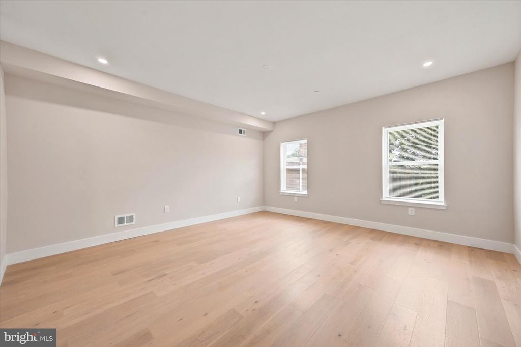 609 E LOCUST AVENUE