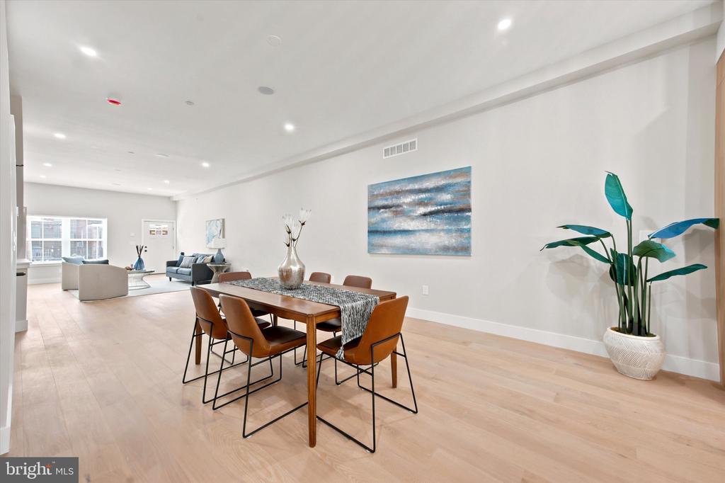 609 E LOCUST AVENUE