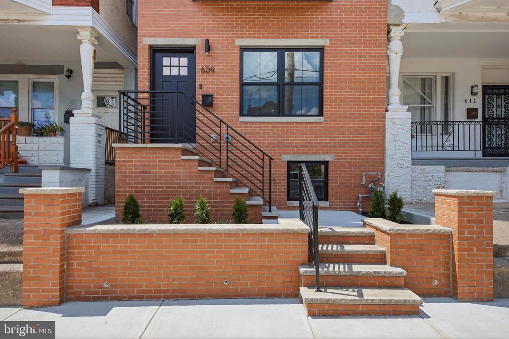 609 E LOCUST AVENUE