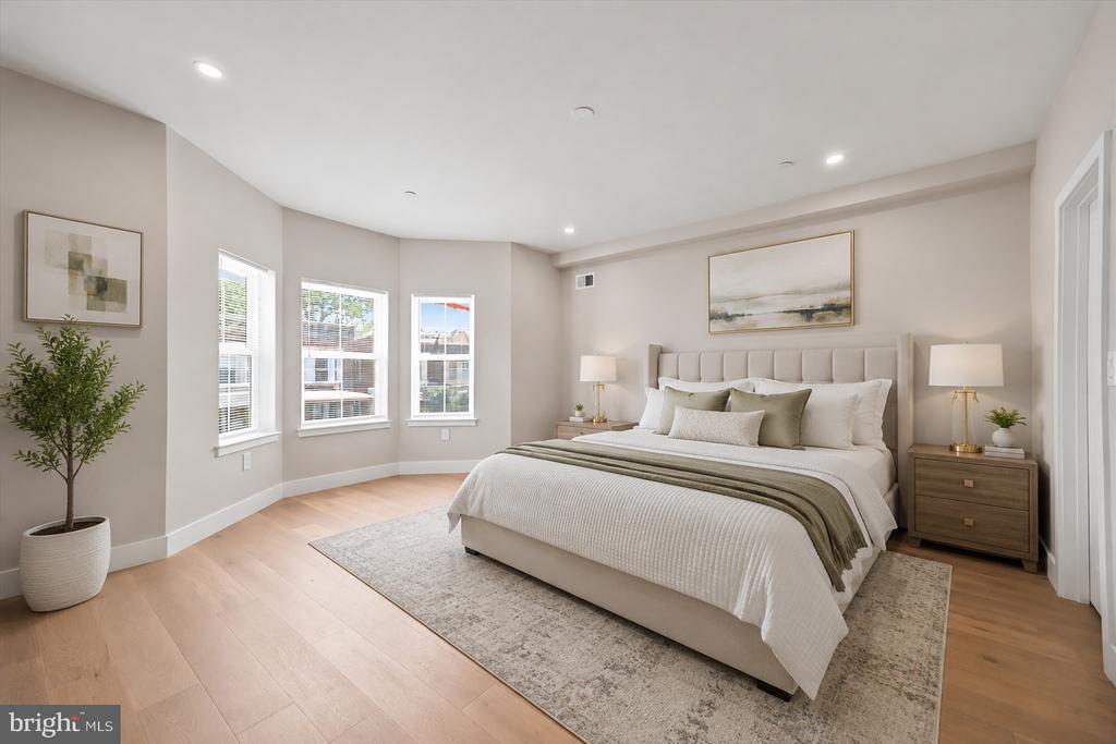 609 E LOCUST AVENUE