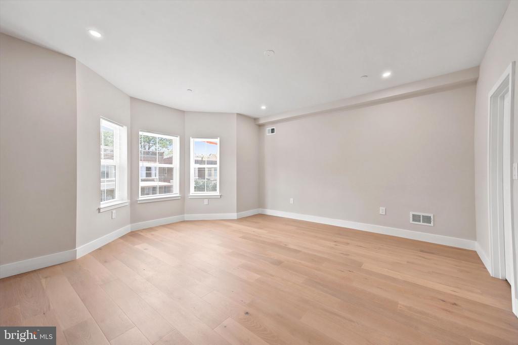 609 E LOCUST AVENUE