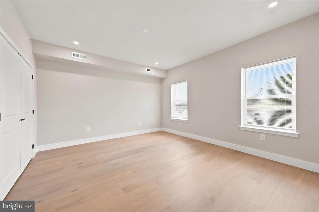 609 E LOCUST AVENUE