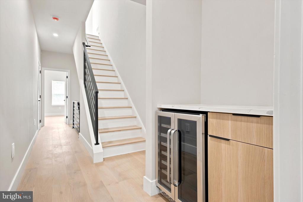 609 E LOCUST AVENUE