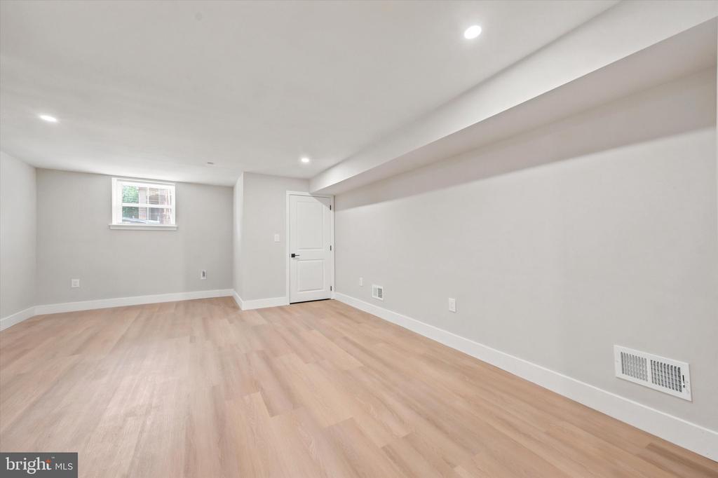 609 E LOCUST AVENUE