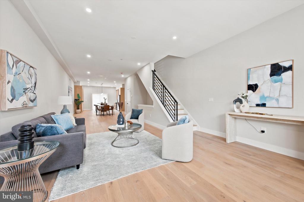 609 E LOCUST AVENUE
