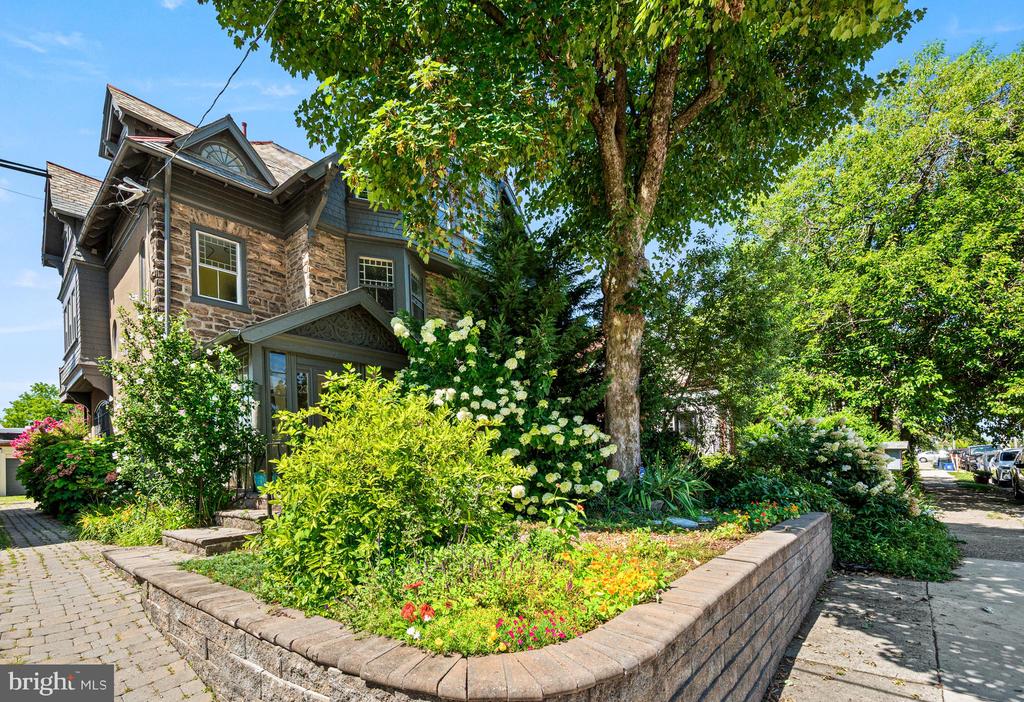23 W MOUNT PLEASANT AVENUE