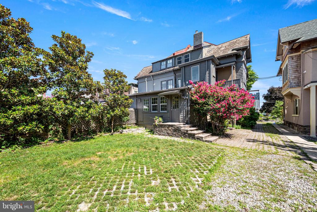 23 W MOUNT PLEASANT AVENUE