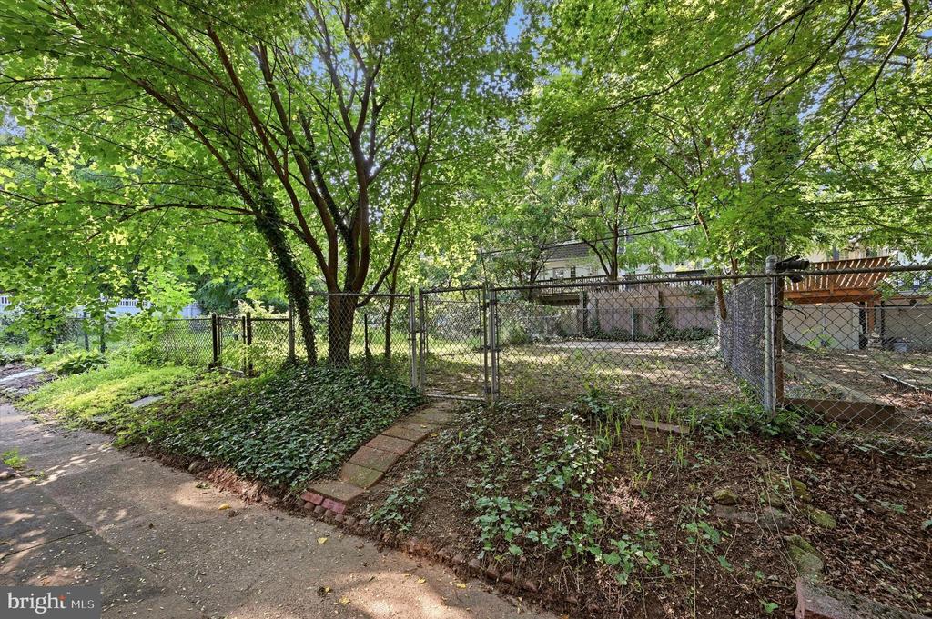 325 E PLEASANT STREET