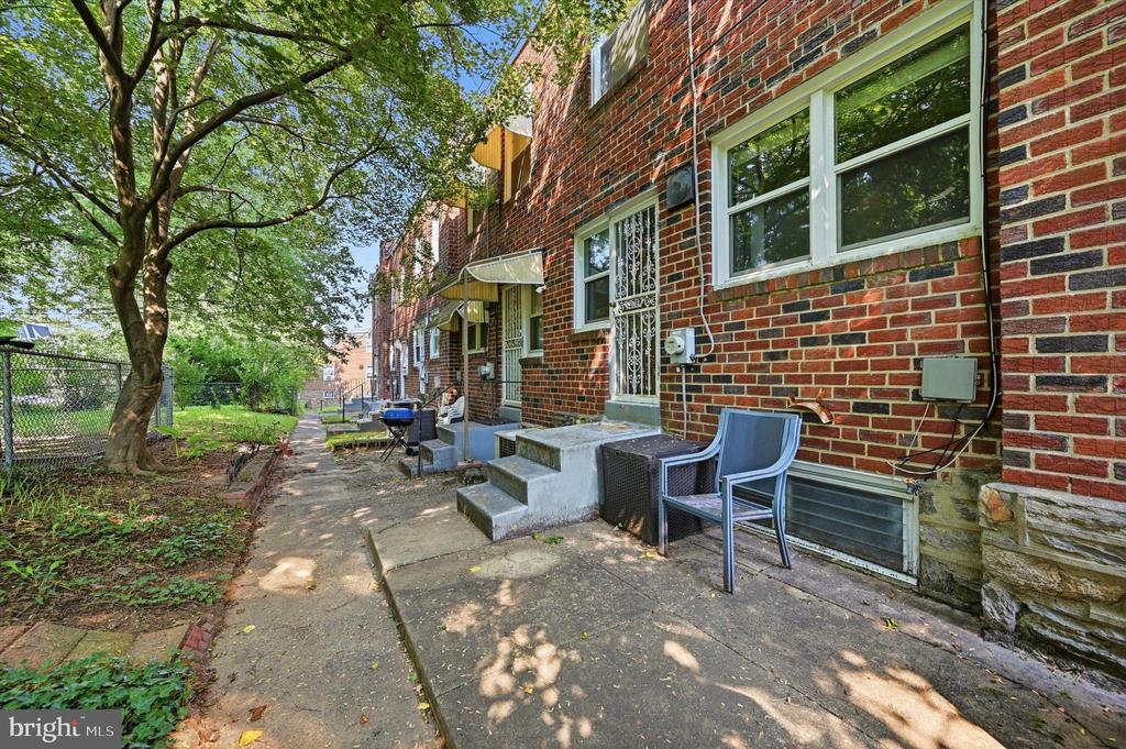 325 E PLEASANT STREET