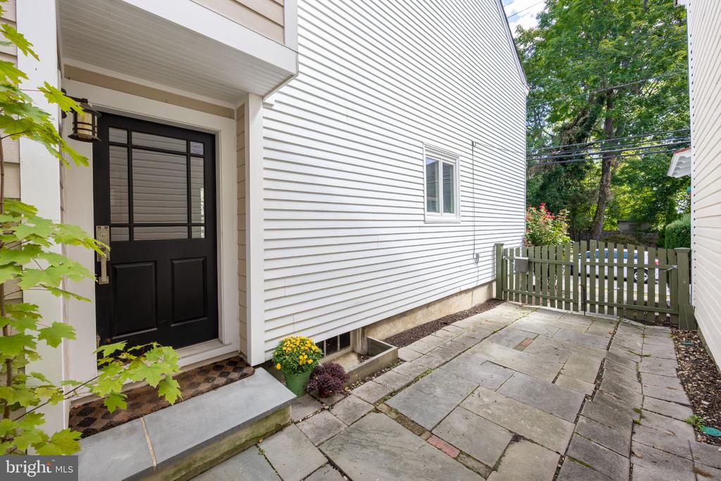 39 W GRAVERS LANE