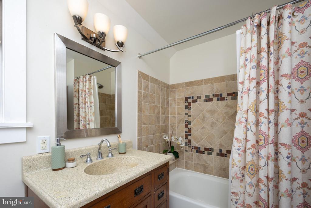 39 W GRAVERS LANE