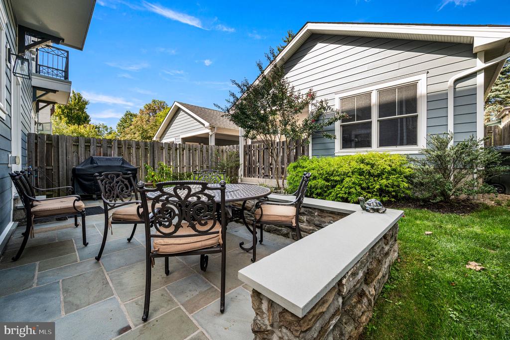 109 W GRAVERS LANE
