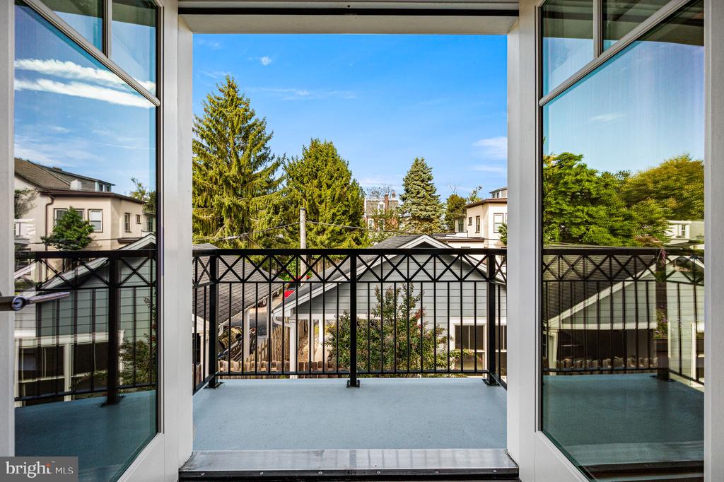 109 W GRAVERS LANE