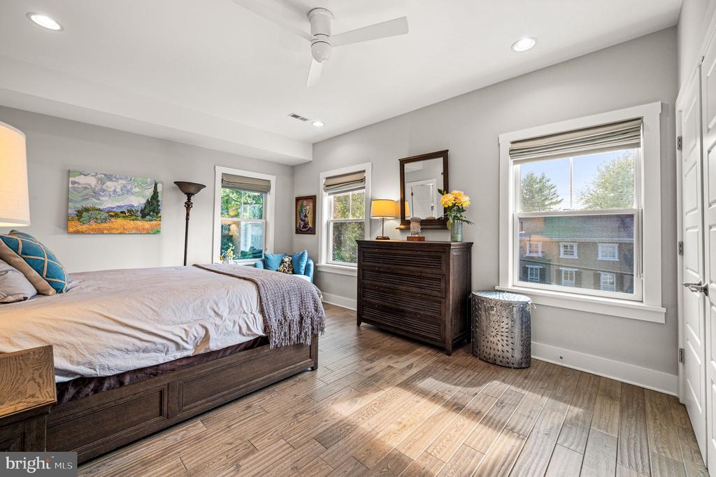 109 W GRAVERS LANE