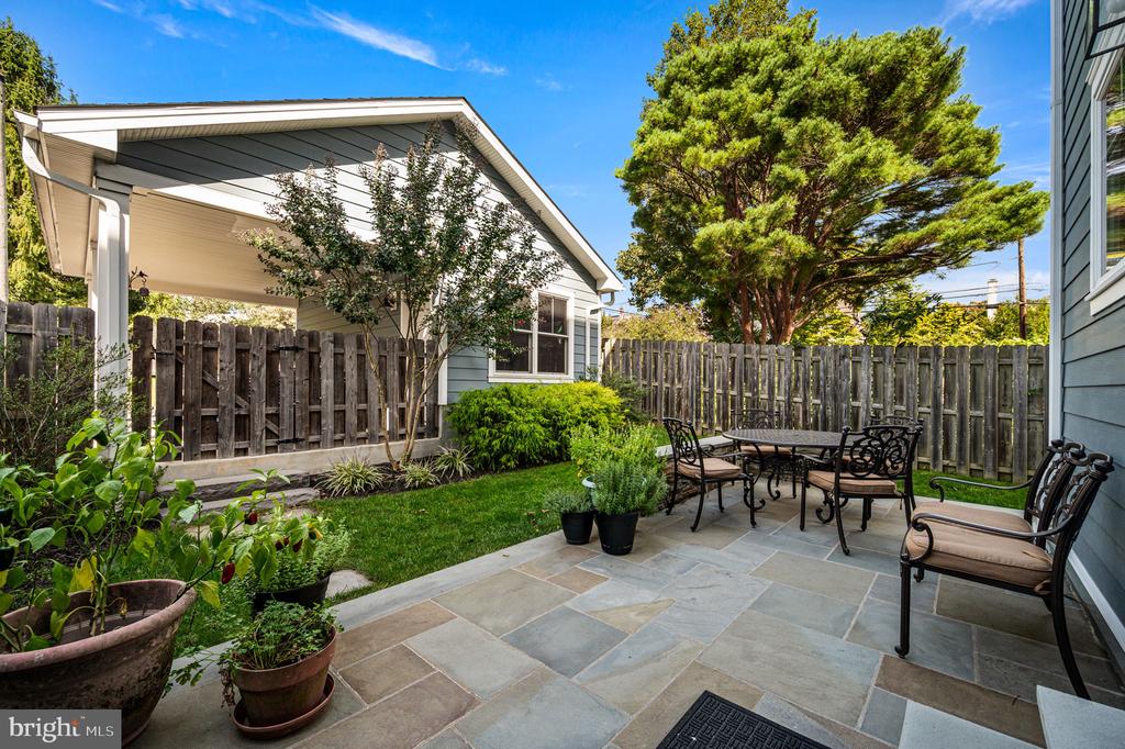 109 W GRAVERS LANE