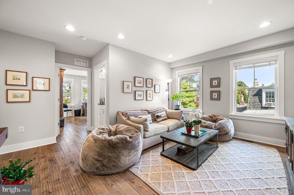 109 W GRAVERS LANE