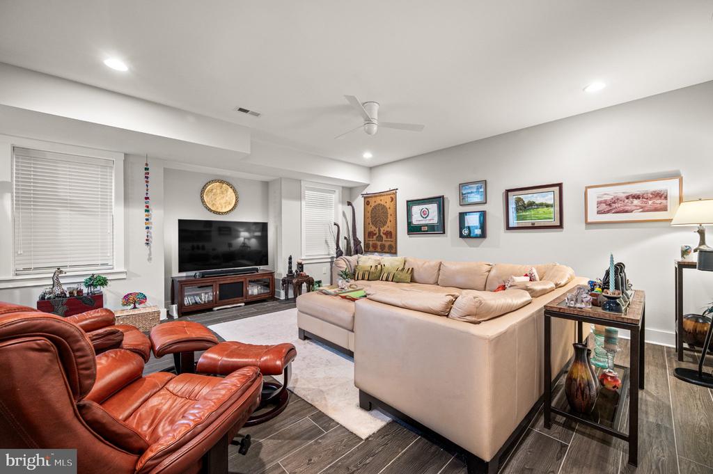 109 W GRAVERS LANE