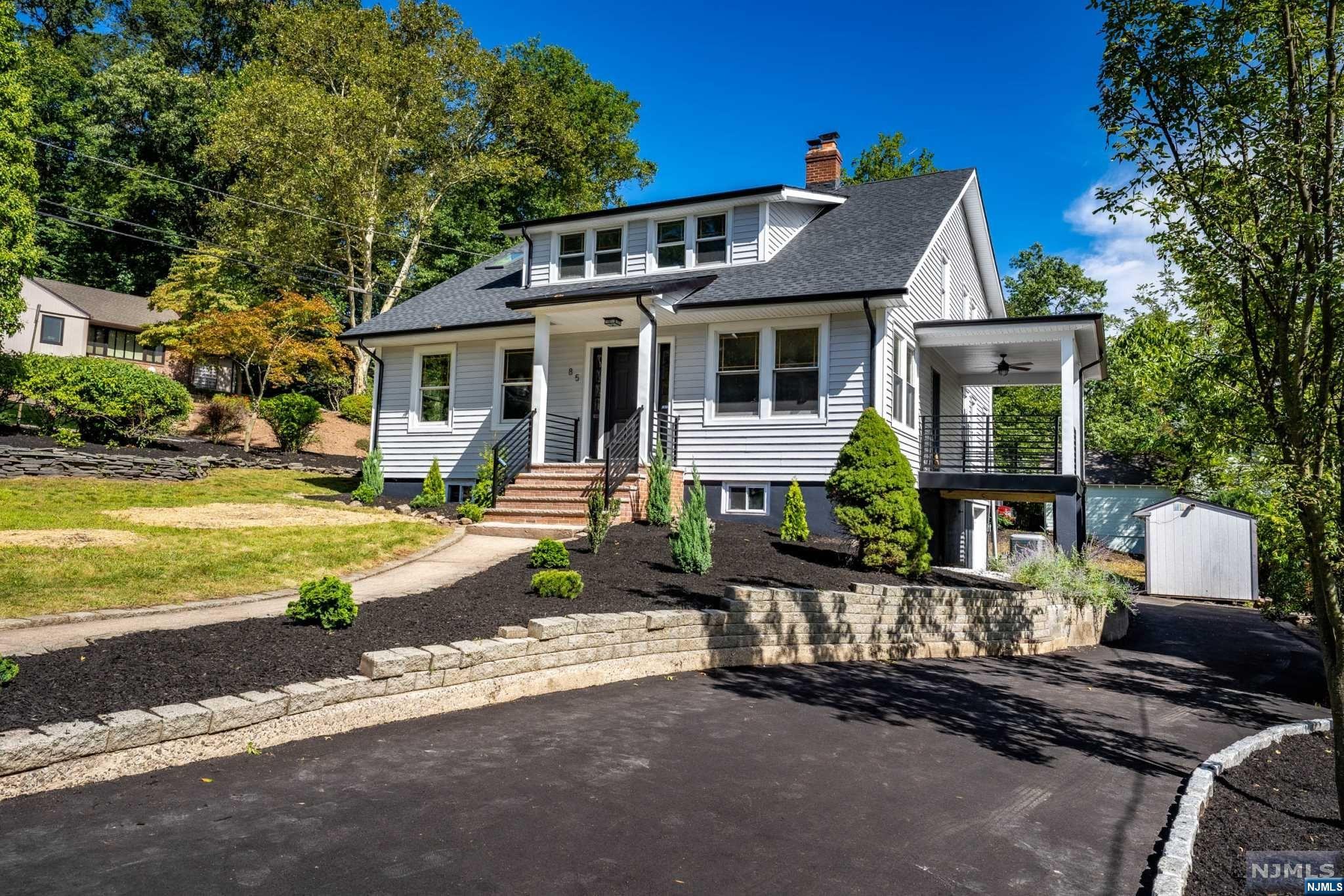 85 Lawrence Avenue