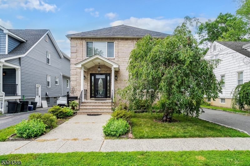 33 Rose Ave