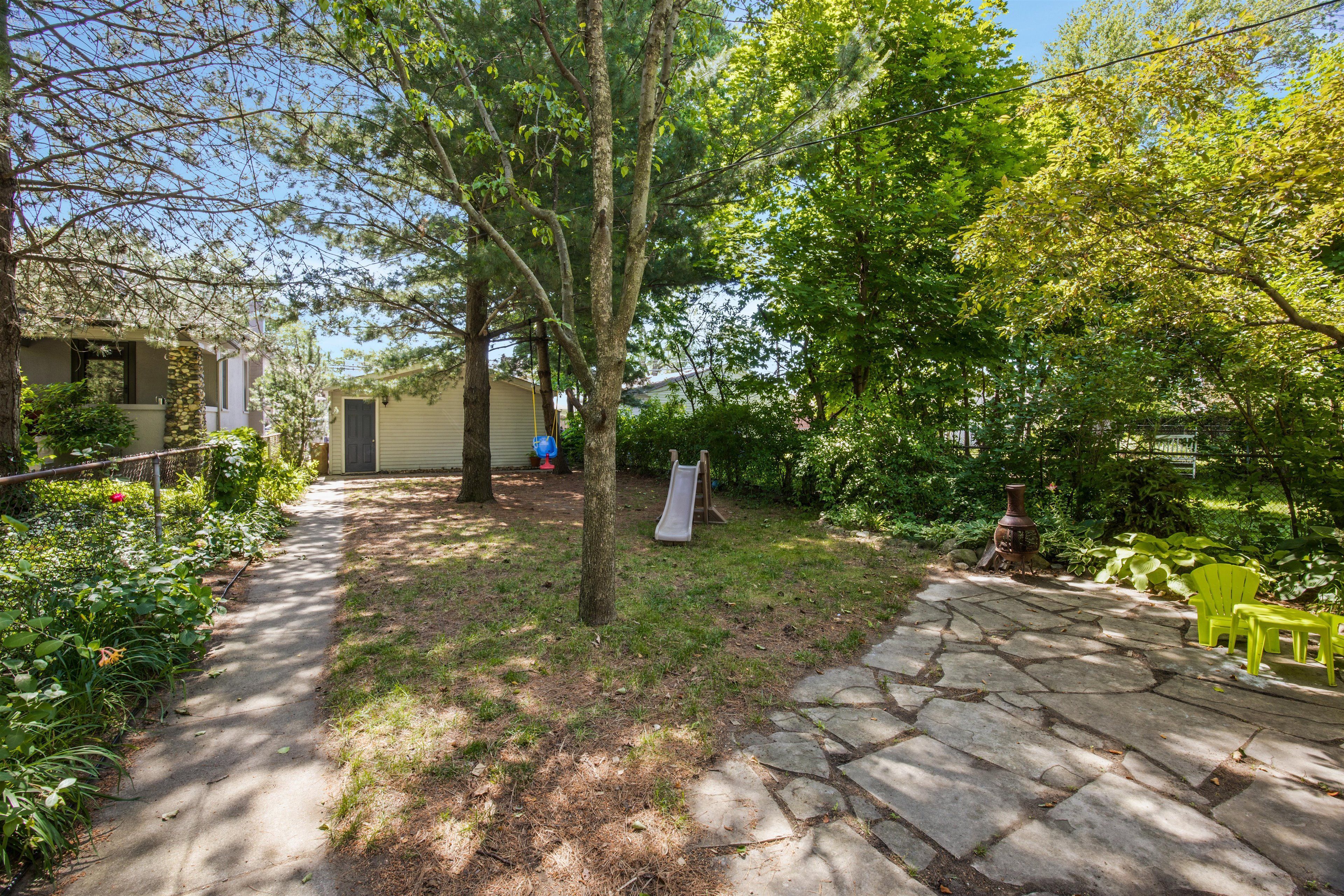 1141 Lakepointe Street