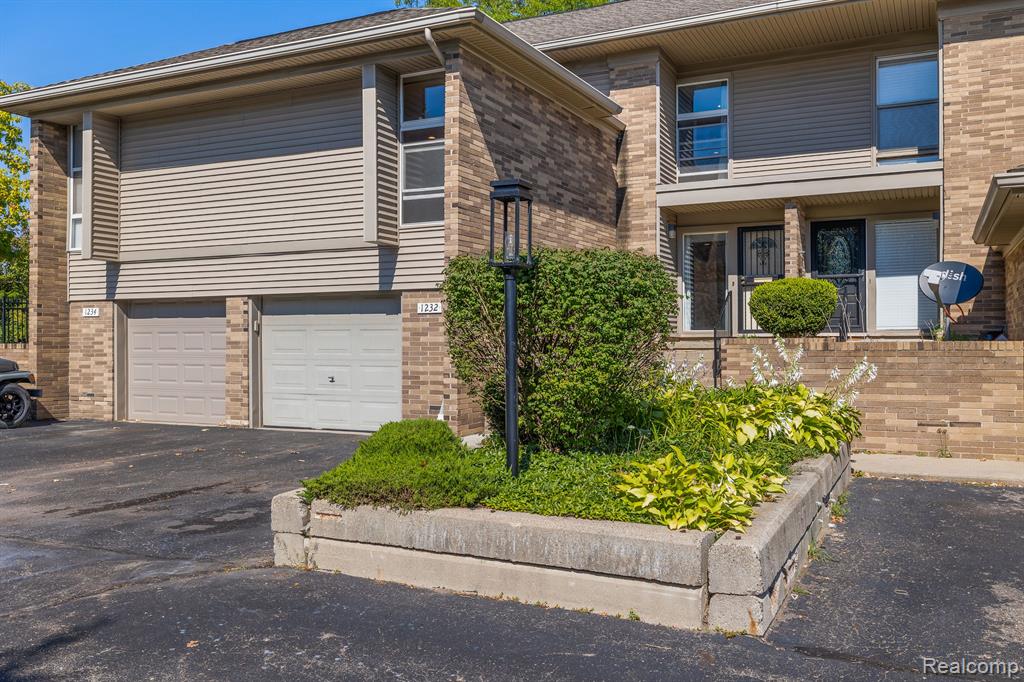 1232 Saint Aubin Place