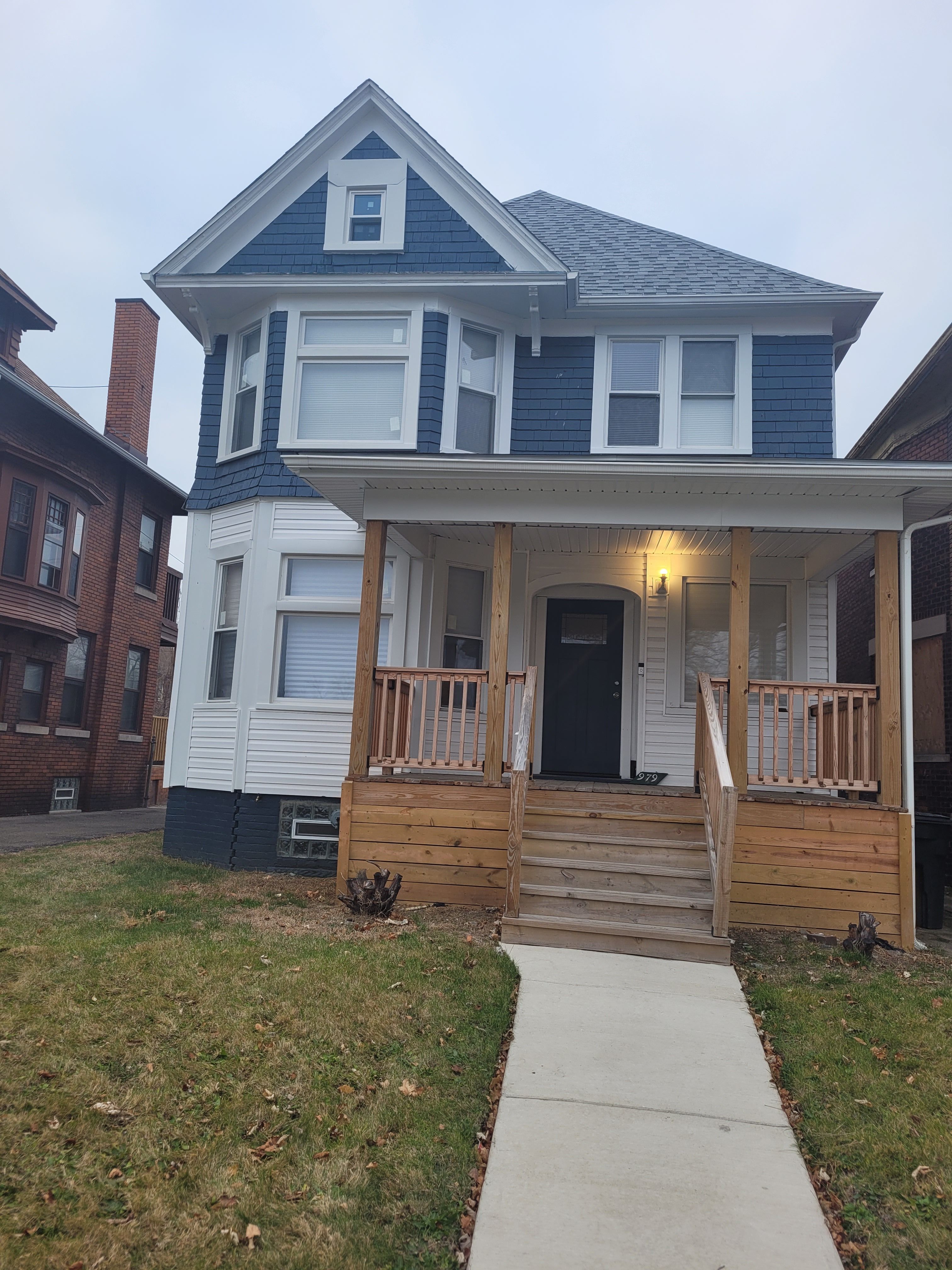 979 E GRAND Boulevard