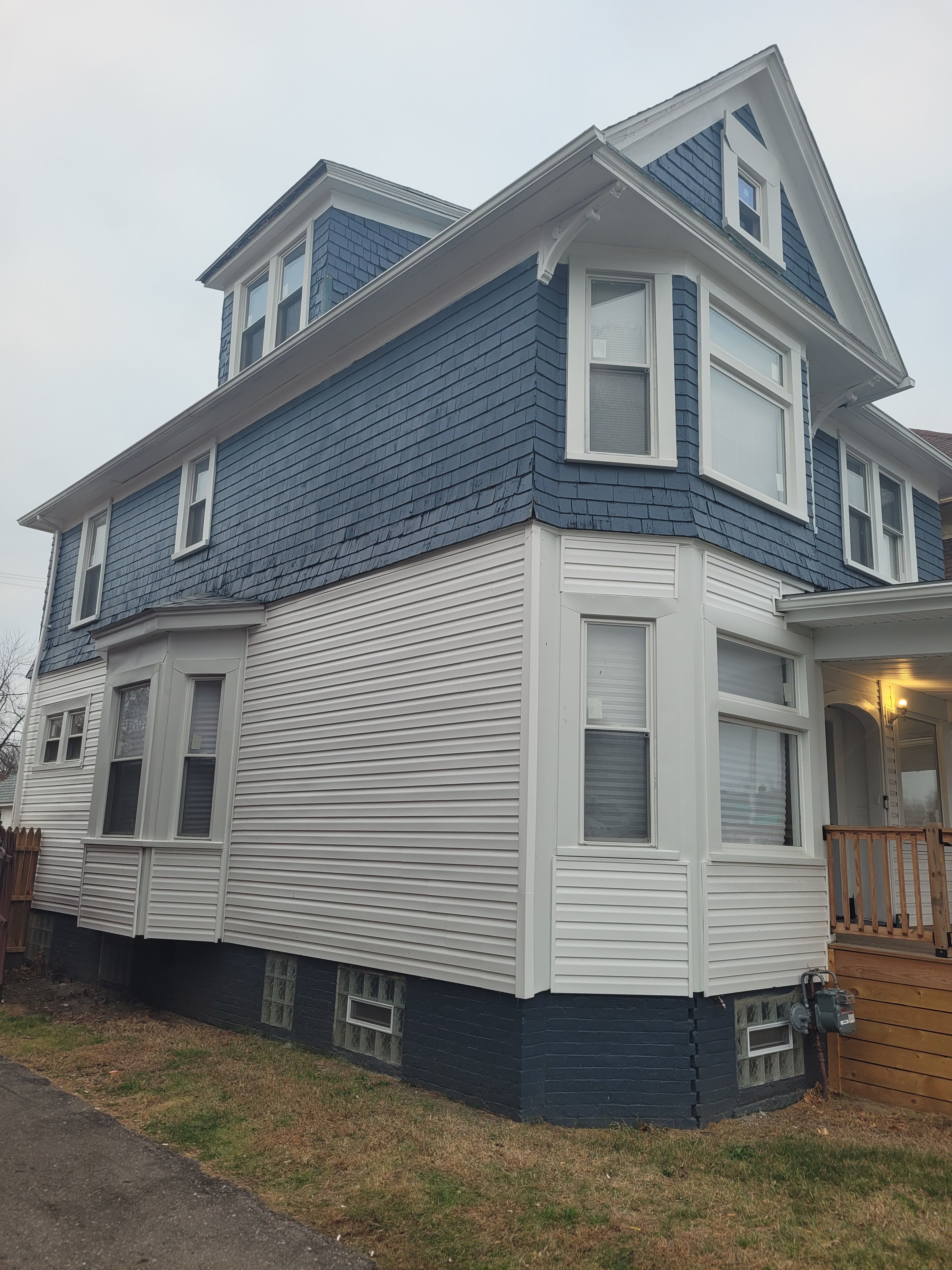 979 E GRAND Boulevard