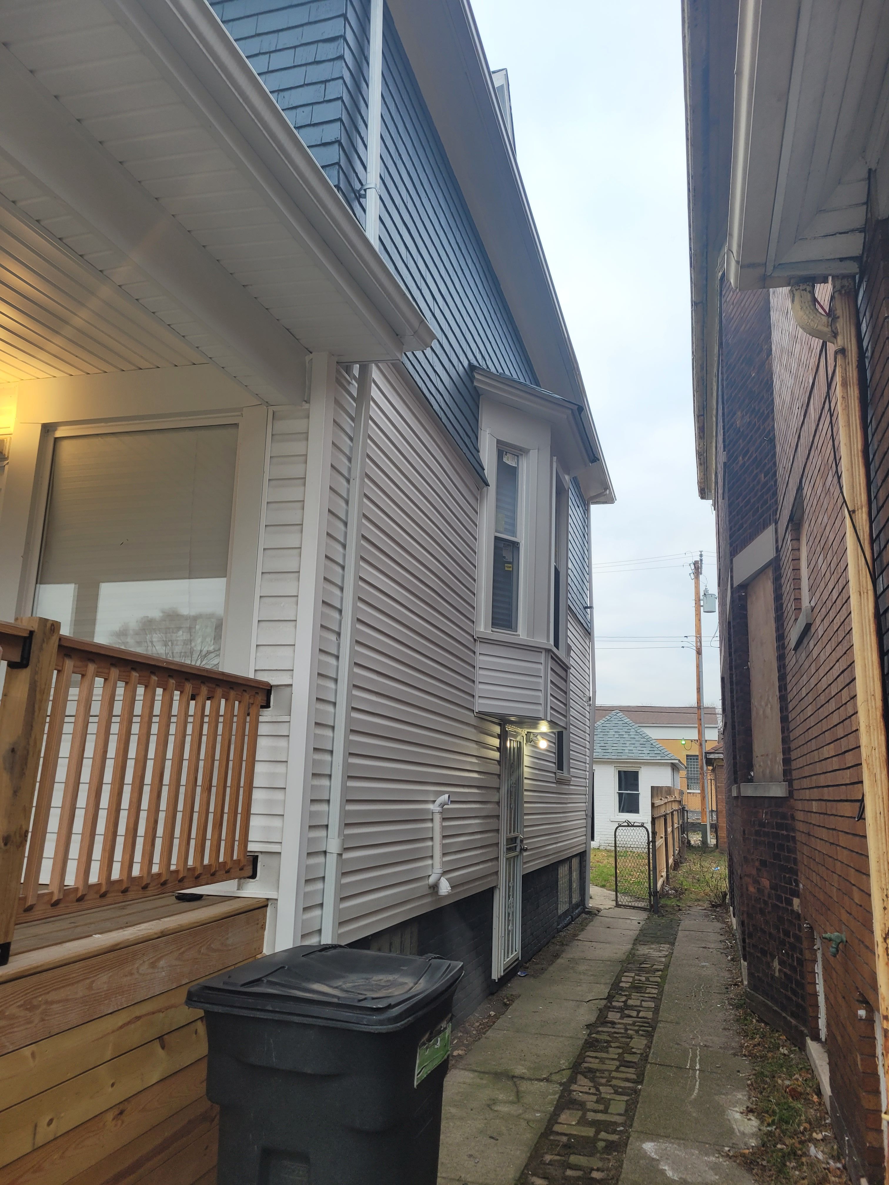 979 E GRAND Boulevard