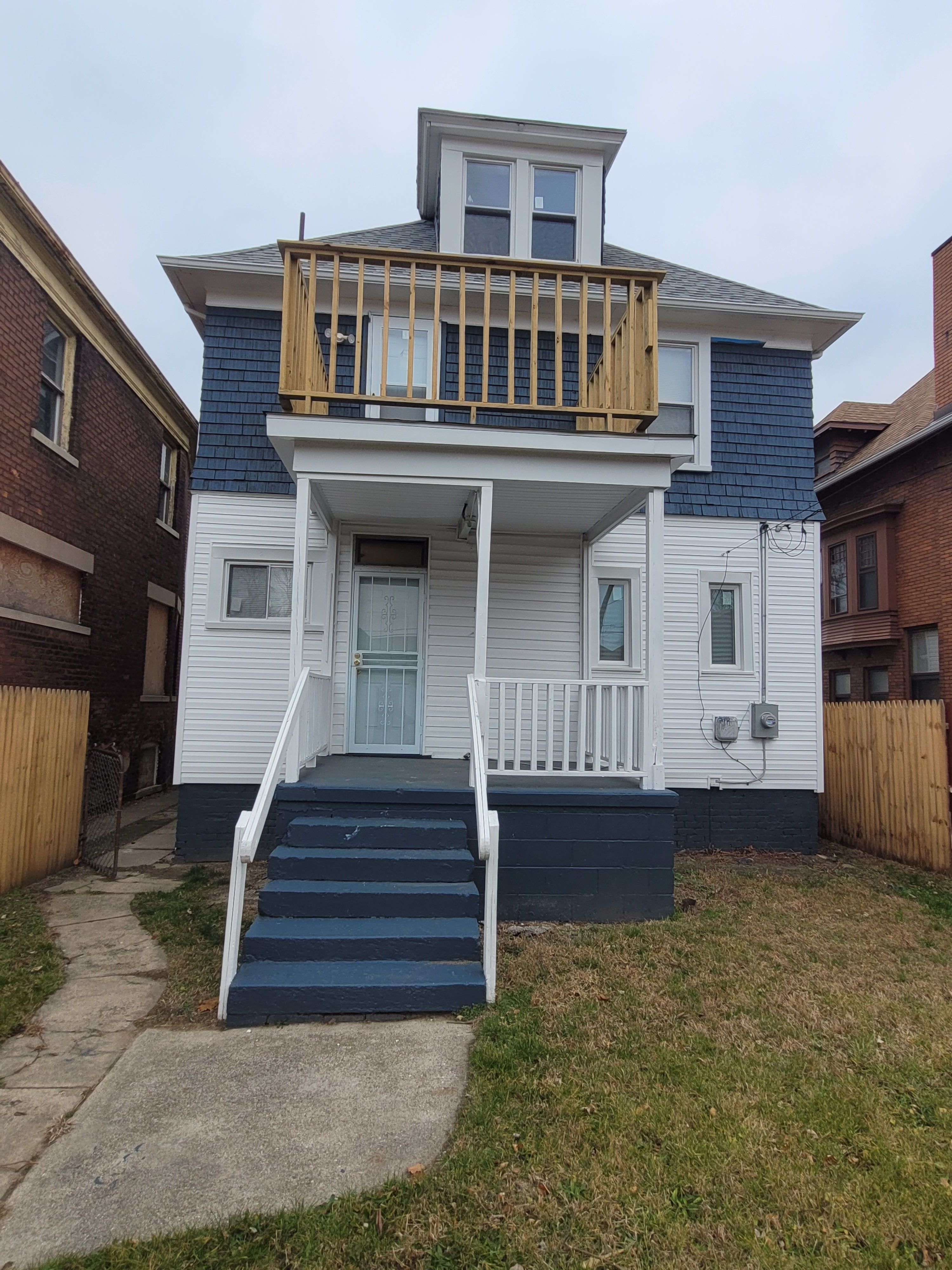 979 E GRAND Boulevard