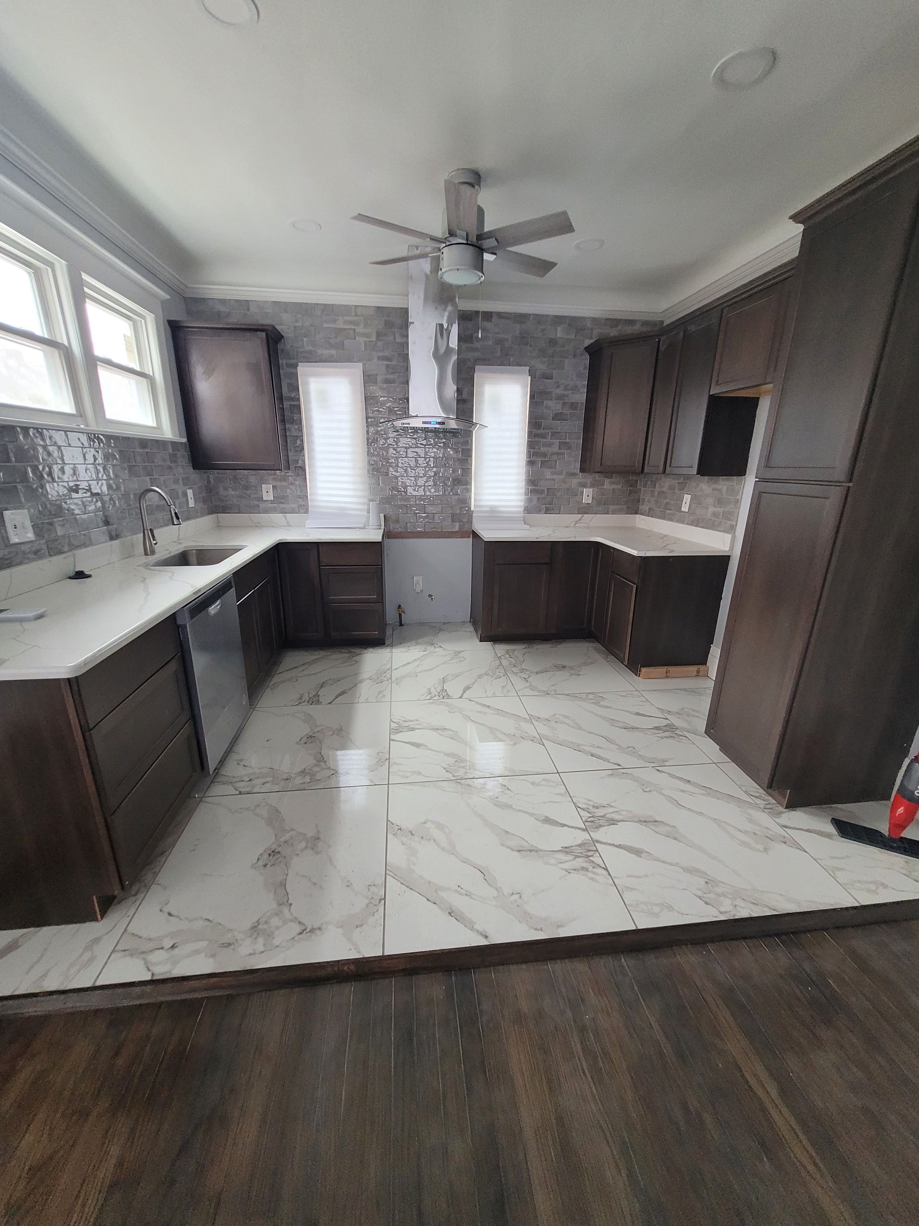 979 E GRAND Boulevard