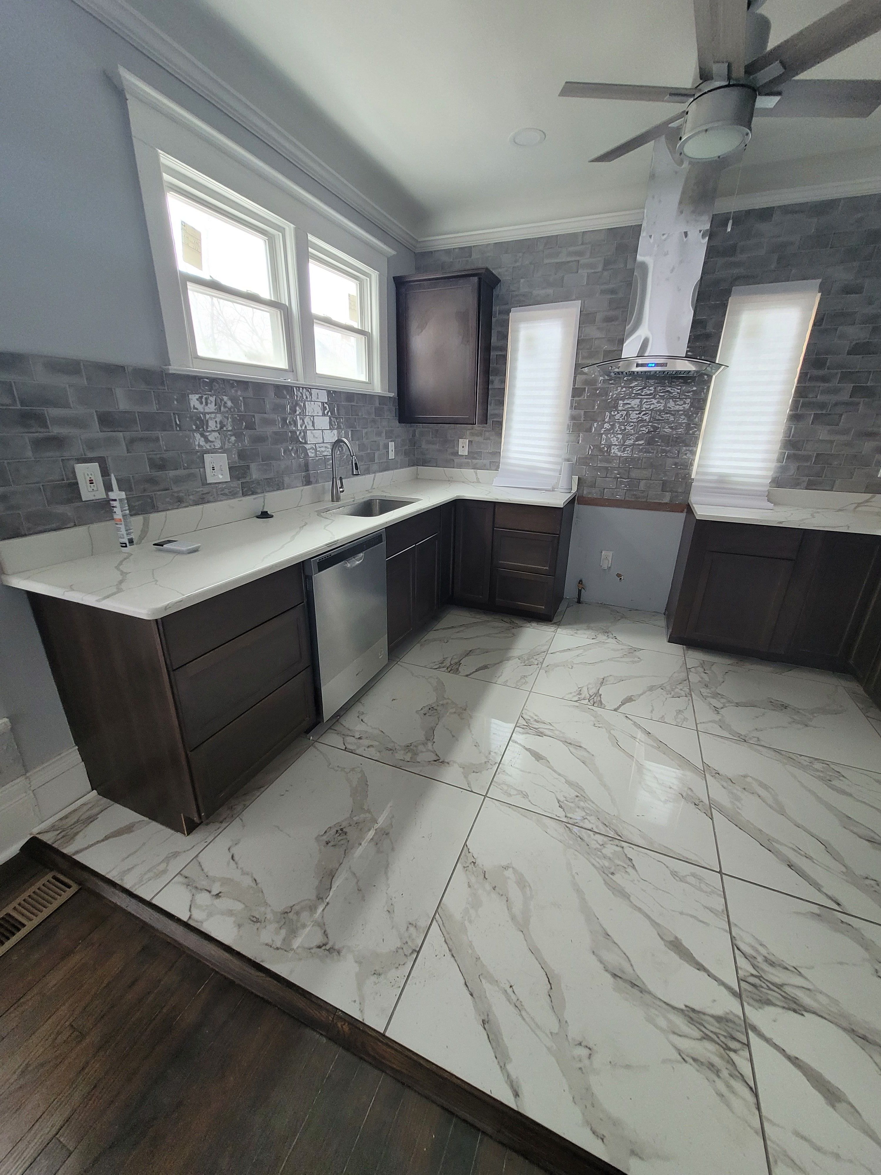 979 E GRAND Boulevard