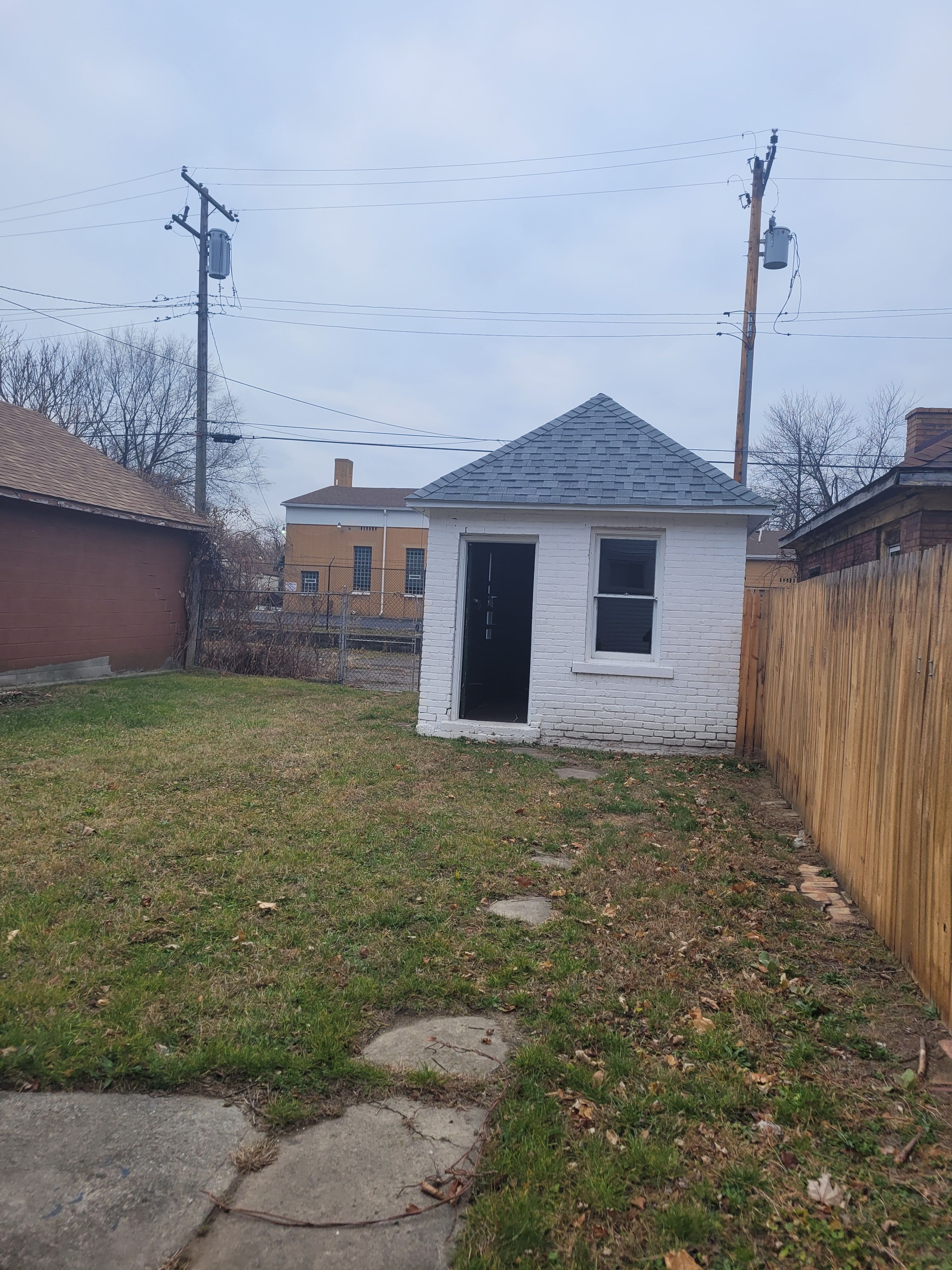 979 E GRAND Boulevard