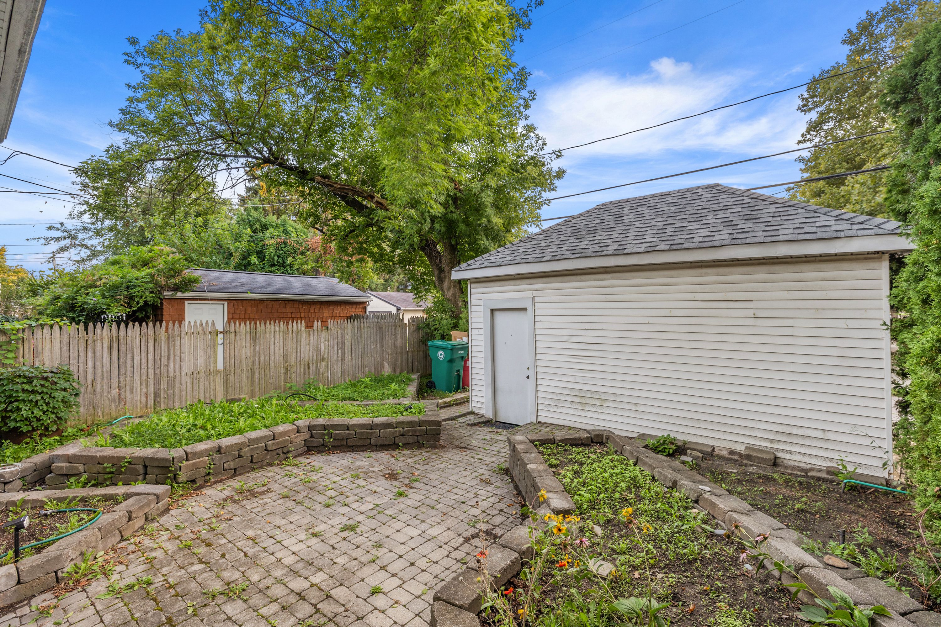 1099 BEACONSFIELD Avenue