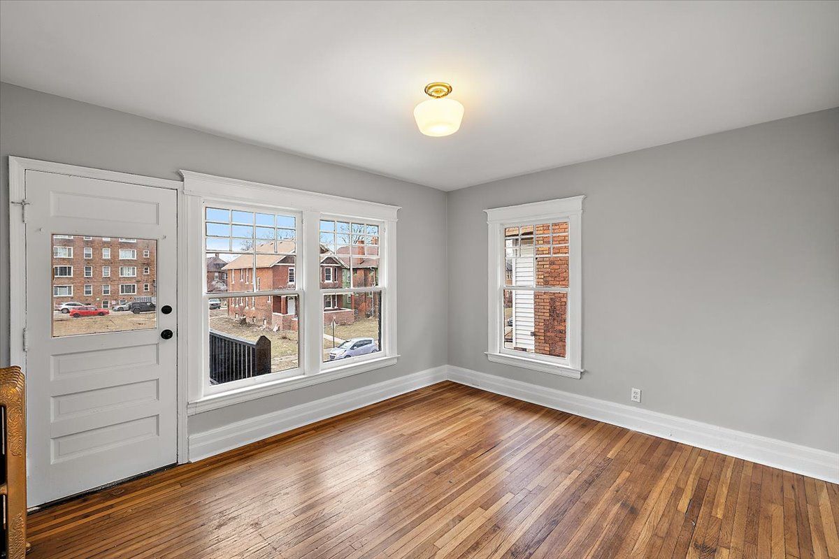 649 GLADSTONE Street