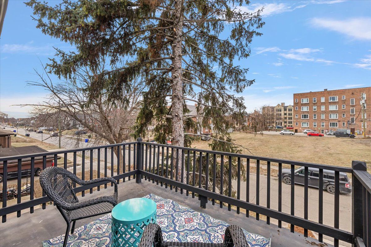 649 GLADSTONE Street