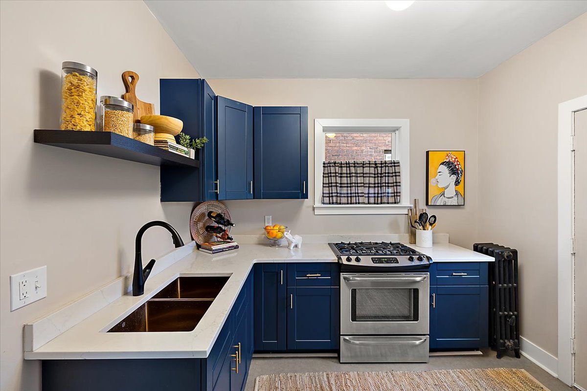 649 GLADSTONE Street