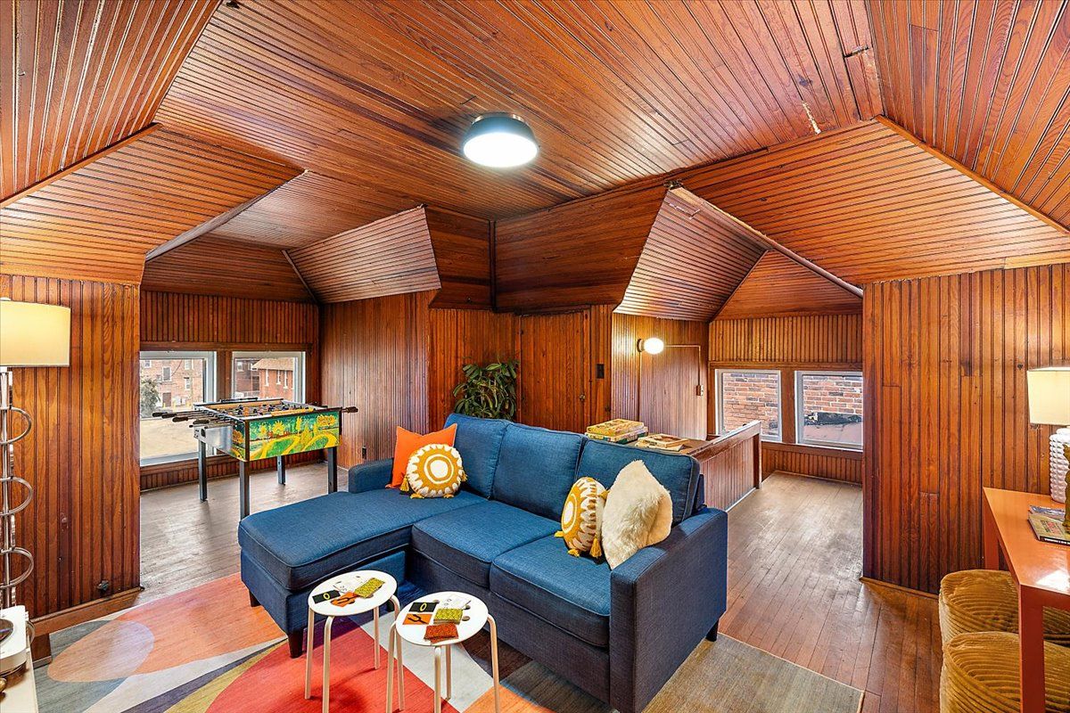 649 GLADSTONE Street