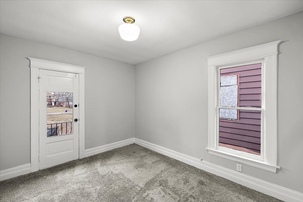 649 GLADSTONE Street