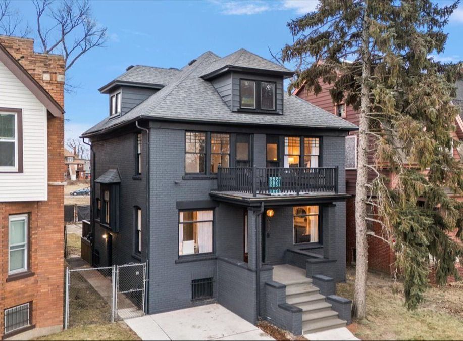 649 GLADSTONE Street