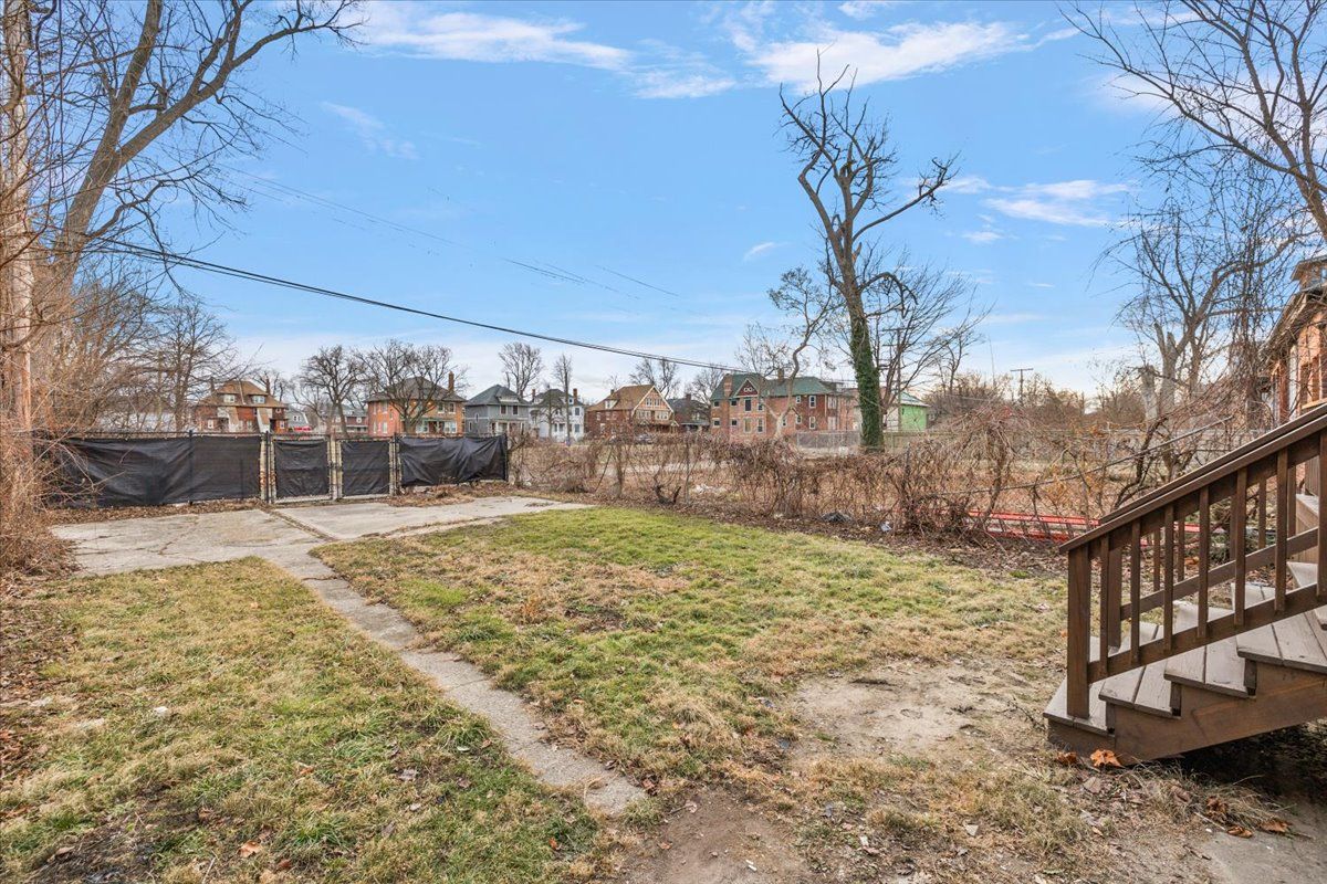 649 GLADSTONE Street