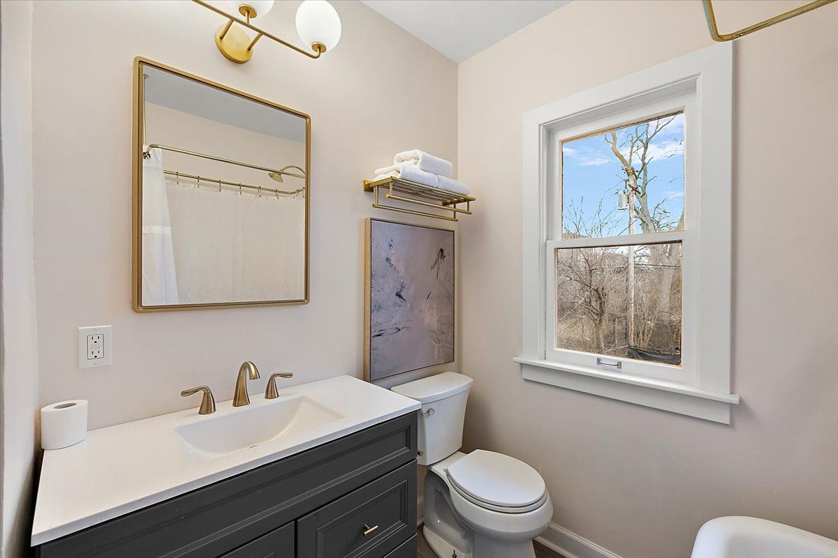 649 GLADSTONE Street