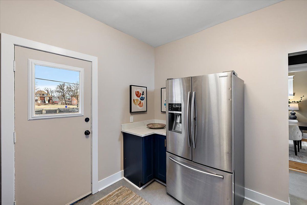 649 GLADSTONE Street