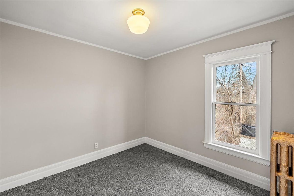 649 GLADSTONE Street