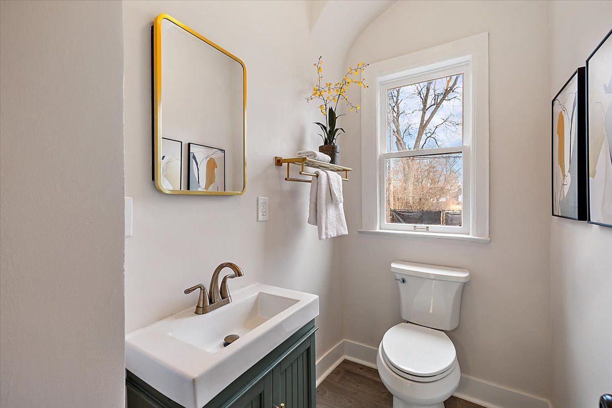 649 GLADSTONE Street